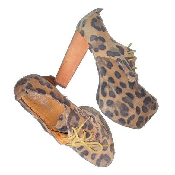 Broken in Jeffrey Cam Leopard & Wooden Platforms